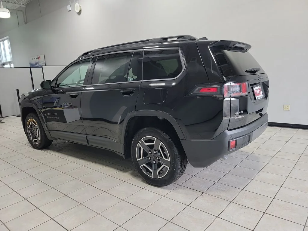 New 2026 Diamond Black Crystal Pearlcoat Jeep Laredo image 5
