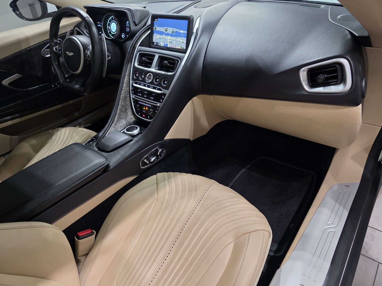 Used 2023 Lunar White Aston Martin V8 Coupe image 21