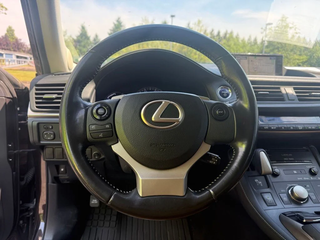 Used 2016 Pearl Lexus 200h image 10