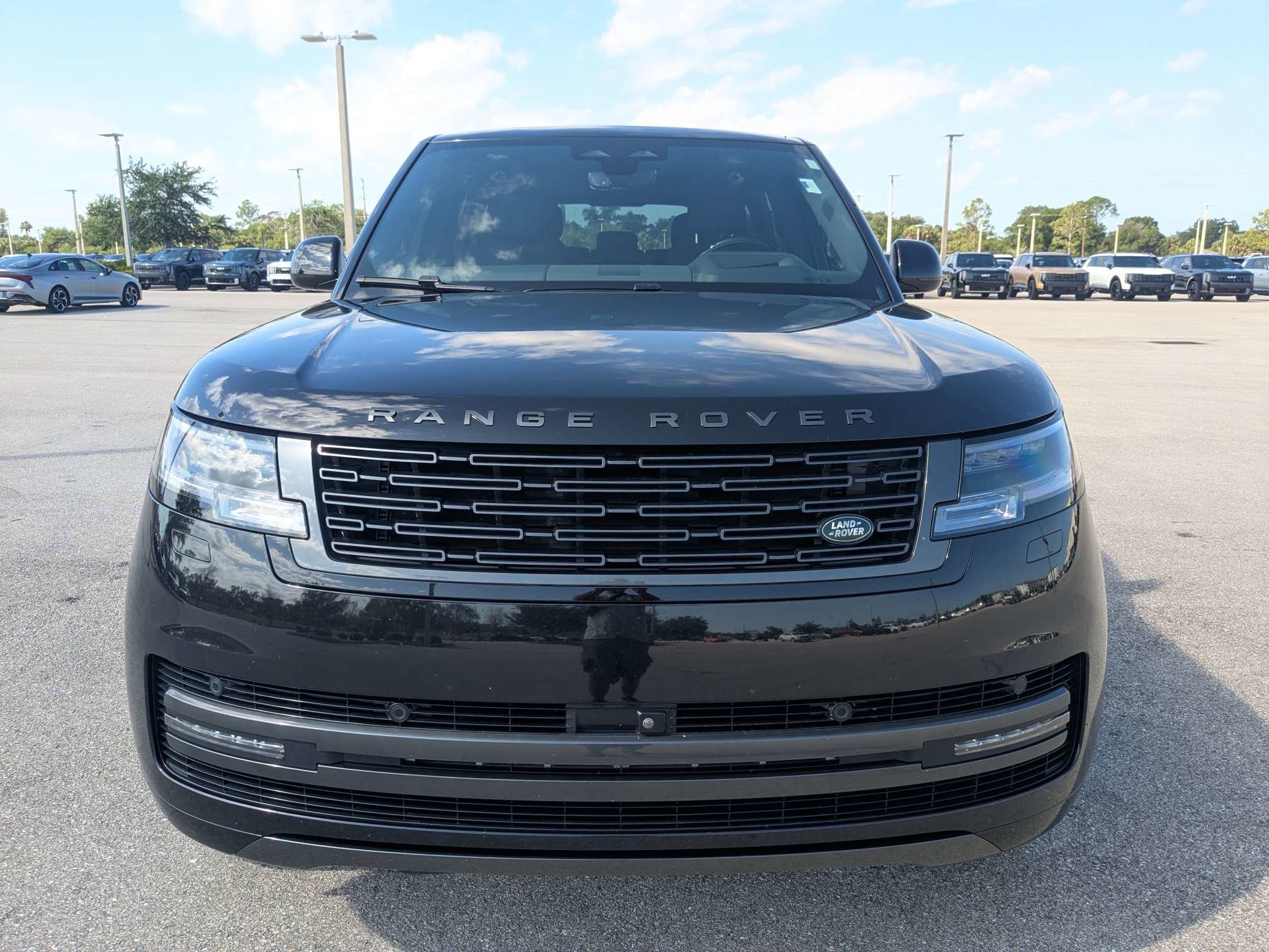Used 2025 Santorini Black Metallic Land Rover SE image 3