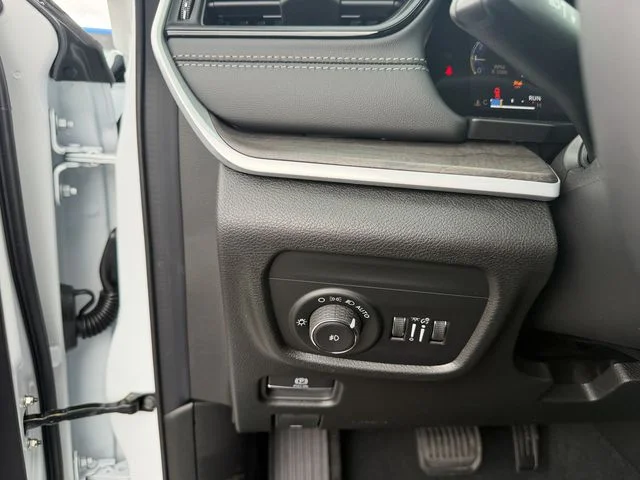 New 2026 Bright White Clear-Coat Exterior Paint Jeep Limited image 19