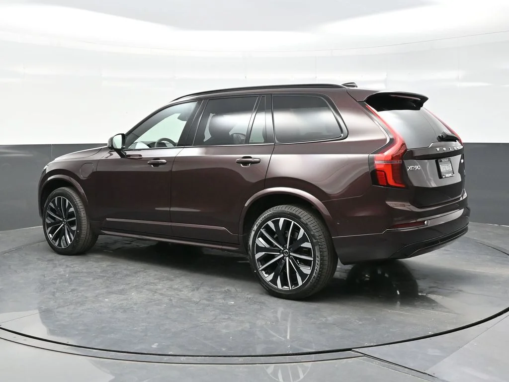 New 2026 Mulberry Red Volvo T8 Ultra image 4