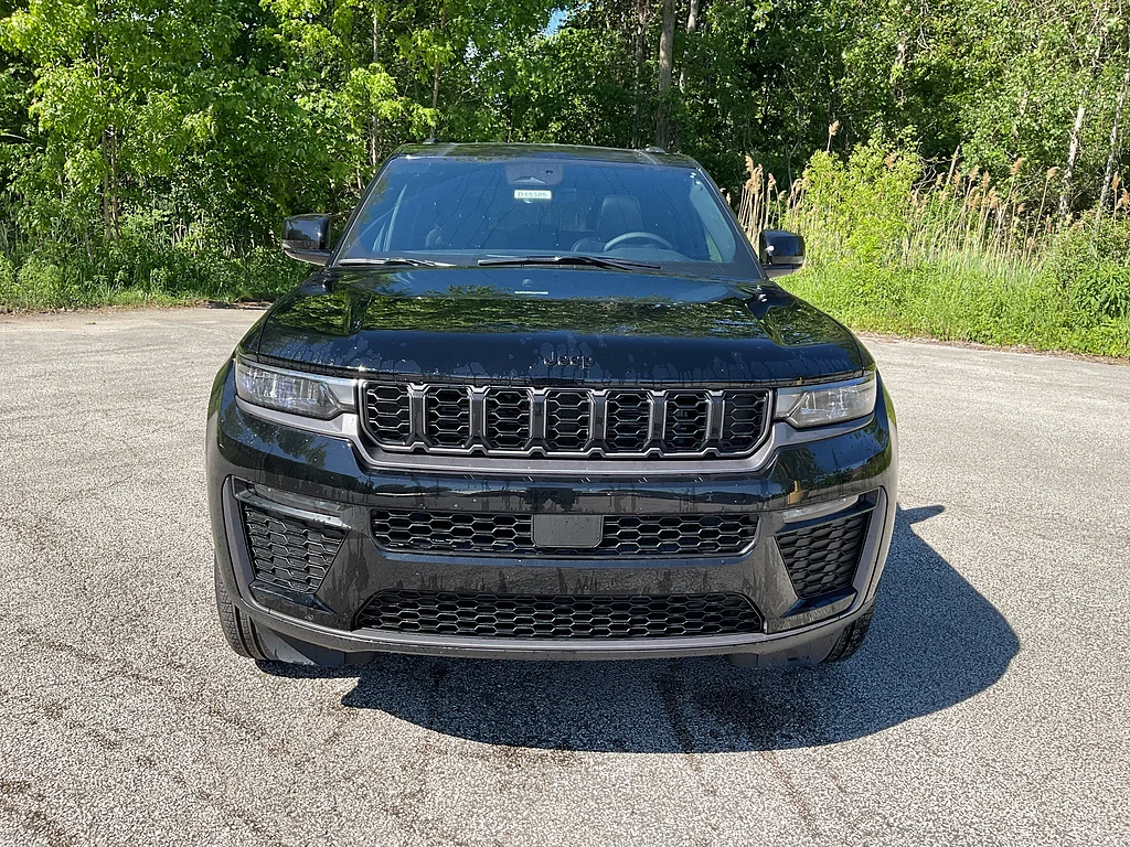 New 2026 Diamond Black Crystal Pearlcoat Jeep Limited image 2