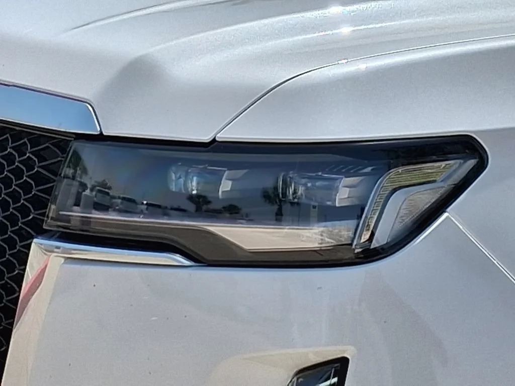 Used 2022 CRYSTAL WHITE TRICOAT Cadillac Premium Luxury image 8