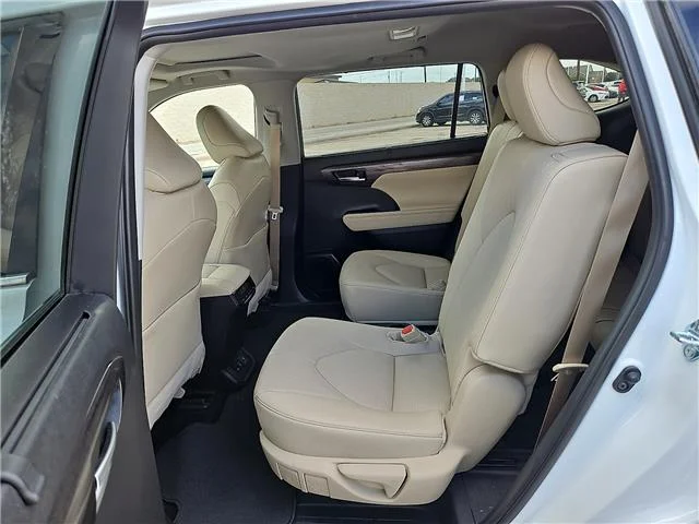 Used 2025 Wind Chill Pearl Toyota Limited All-Wheel Drive image 9