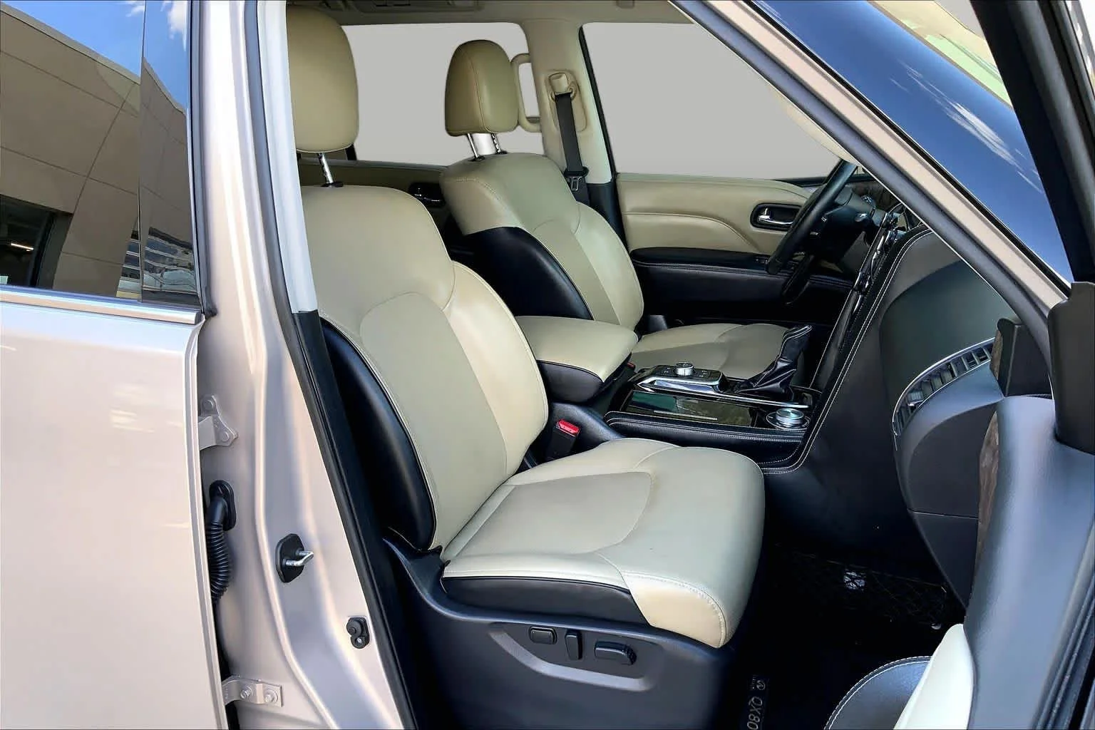 Used 2023 Champagne Quartz INFINITI PREMIUM SELECT image 9