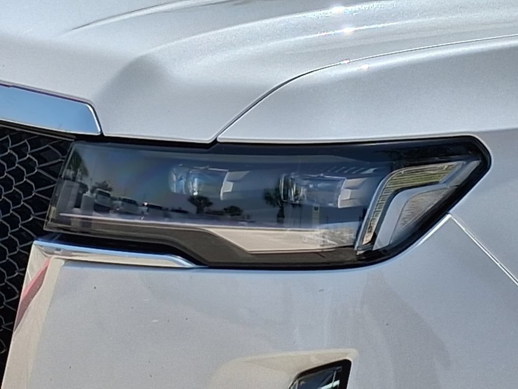 Used 2022 CRYSTAL WHITE TRICOAT Cadillac Premium Luxury image 8