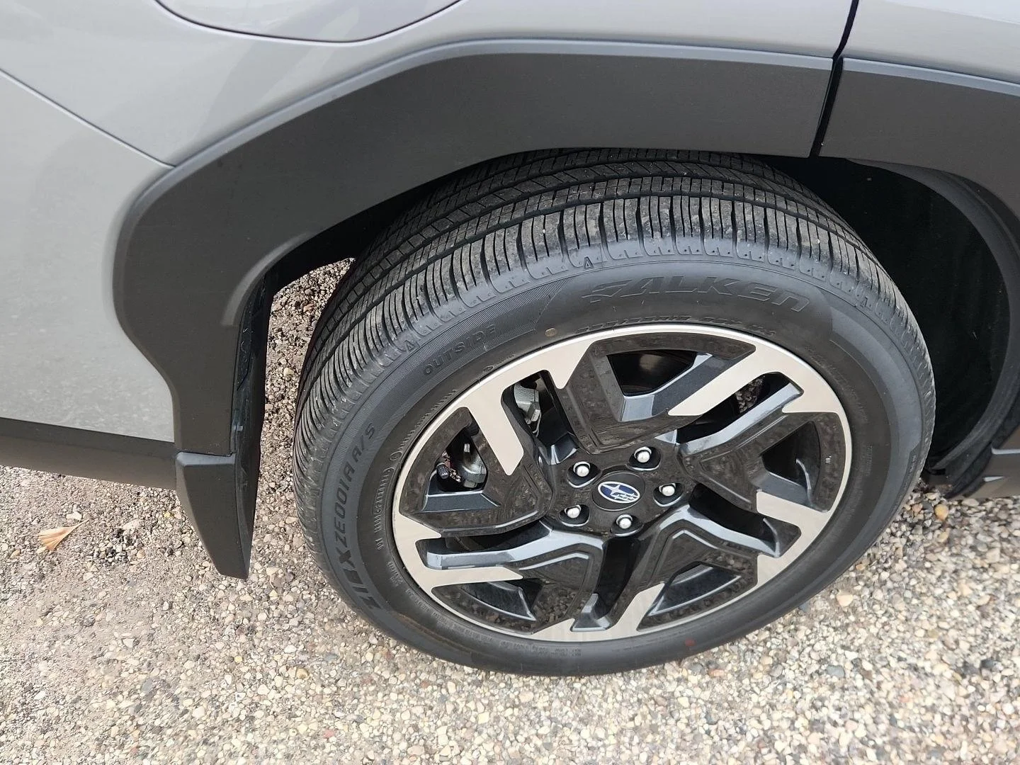 Used 2025 River Rock Pearl Subaru Limited image 4