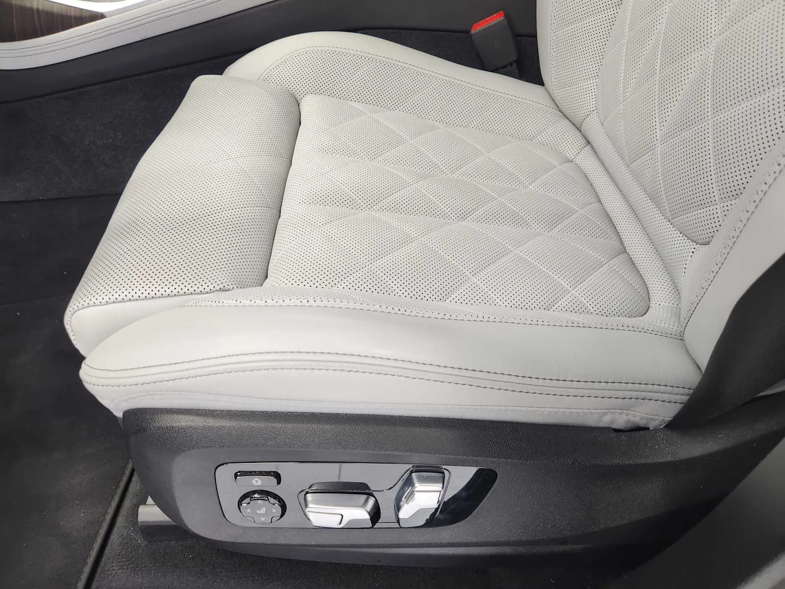 Certified Used 2024 Alpine White BMW xDrive40i image 16