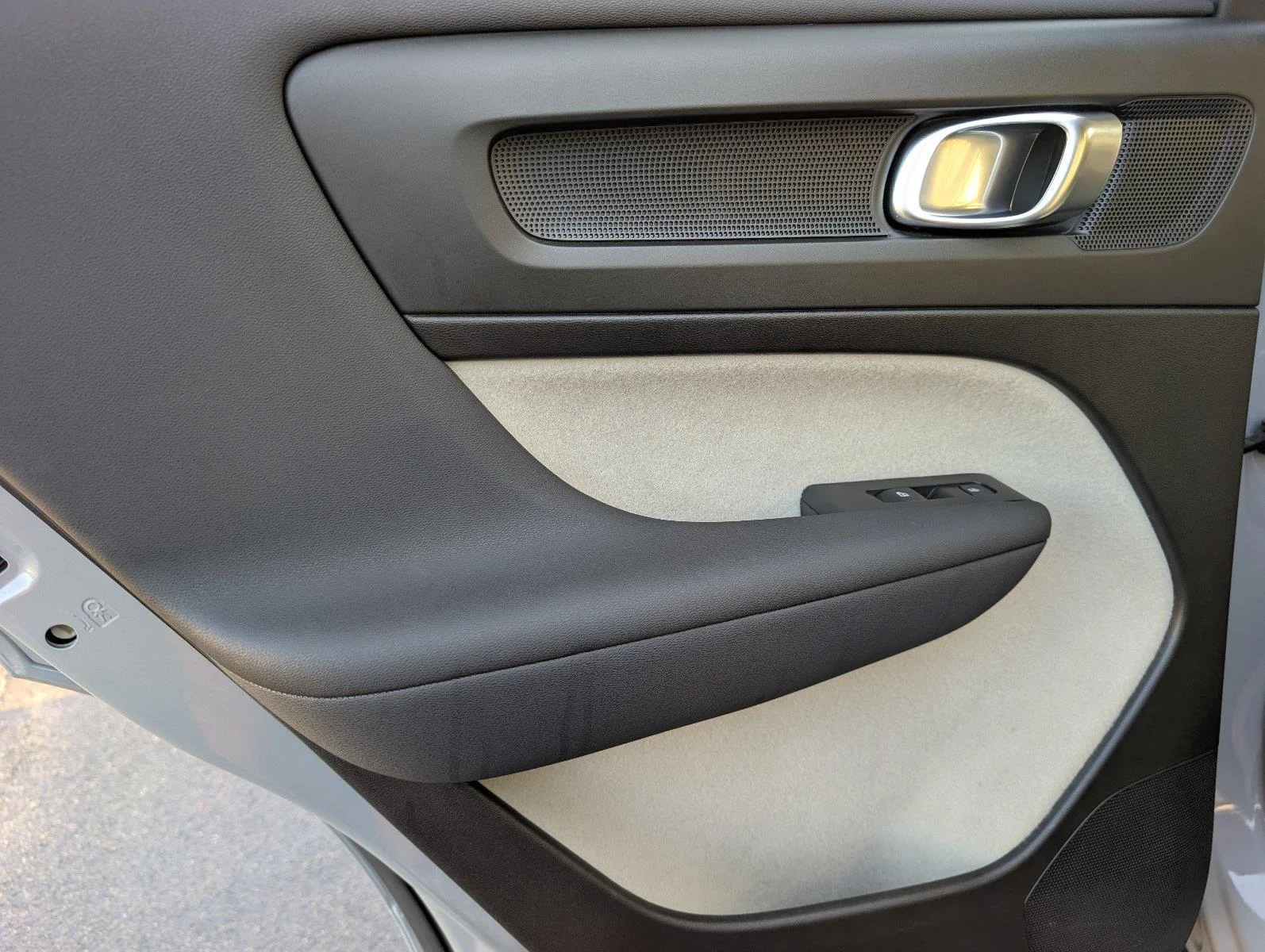 Used 2024 Vapor Grey Metallic Volvo Plus Bright Theme image 35
