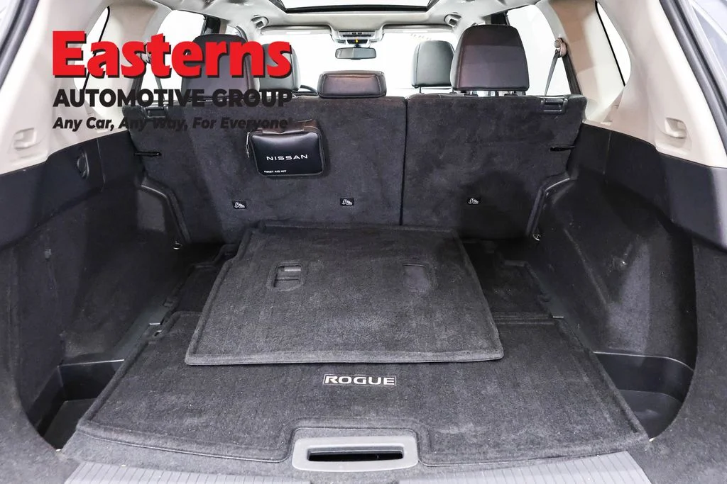 Used 2023 Gray Nissan SL image 9