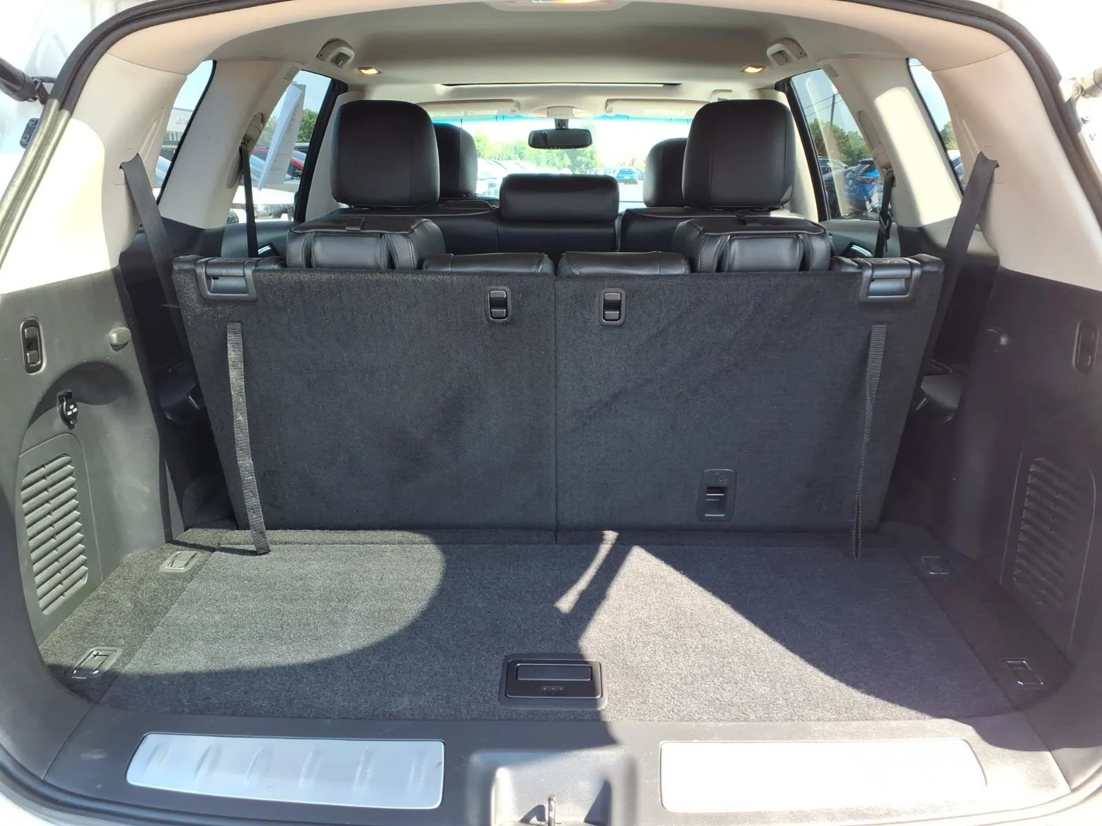 Used 2015 Majestic White INFINITI Base image 30