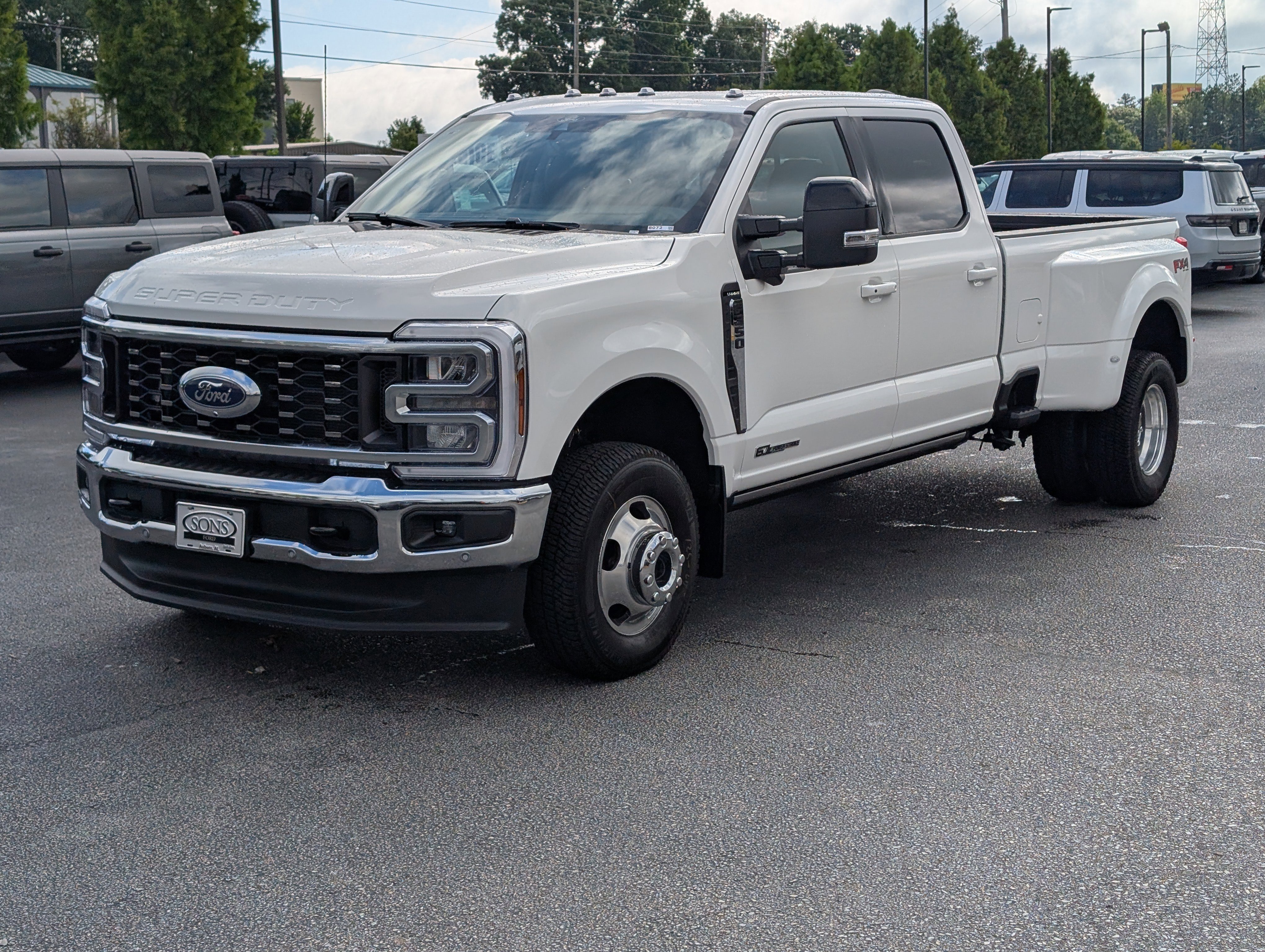 New 2026 Star White Metallic Tri-Coat FORD F-350® Lariat® image 2