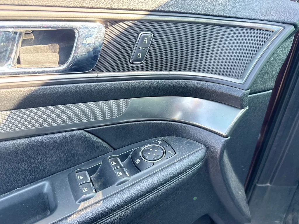 Used 2018 Red Ford XLT image 12