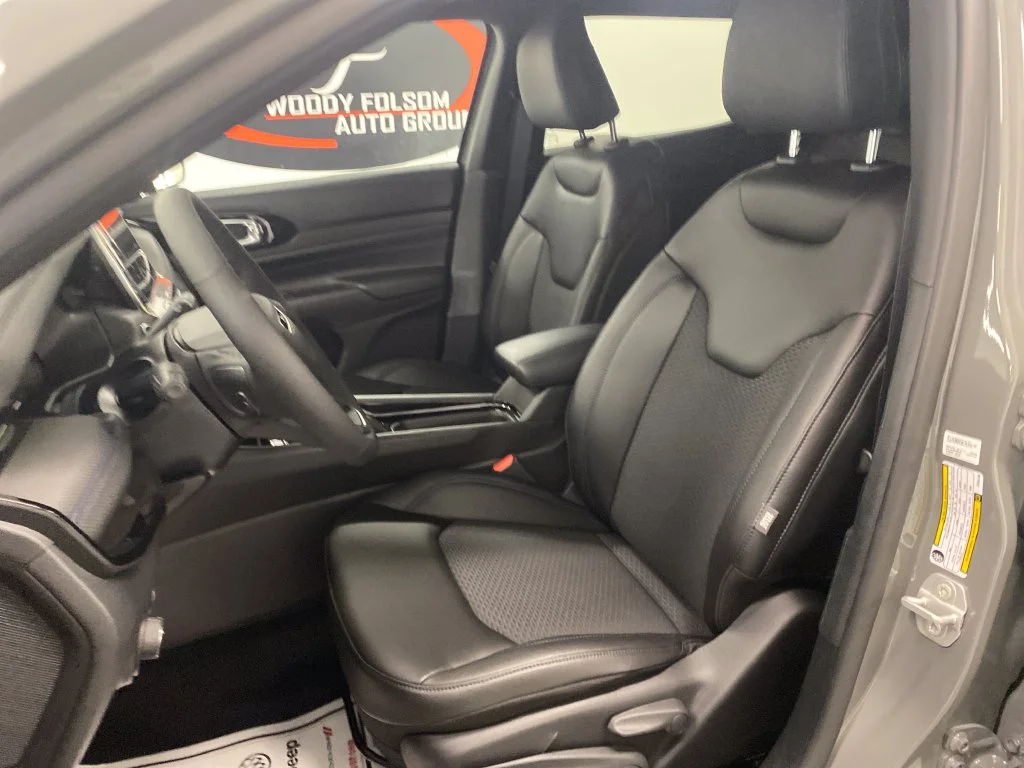 New 2027 Gray Jeep Latitude image 14