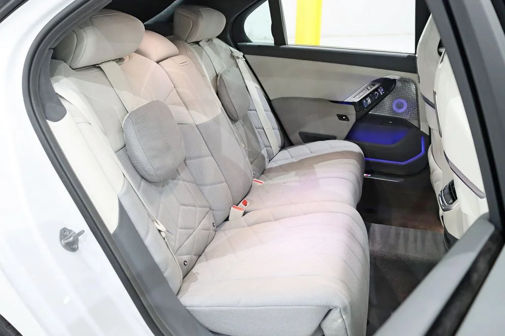 Used 2024 White BMW 760i xDrive image 32