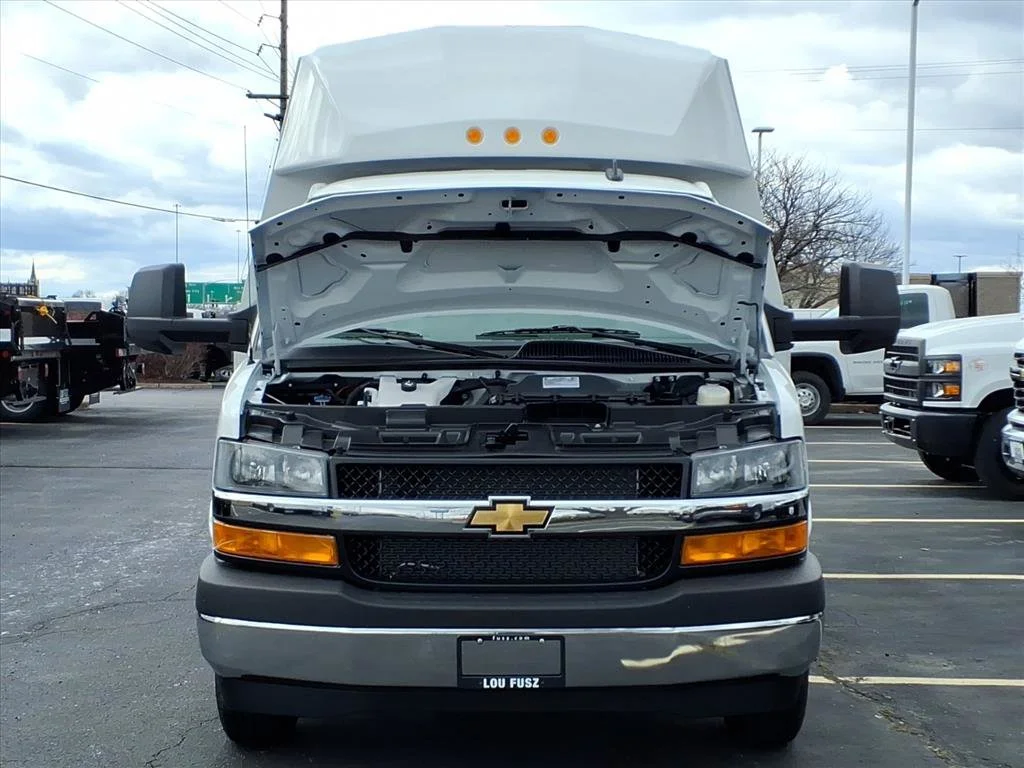 New 2025 Summit White Chevrolet 1WT image 20