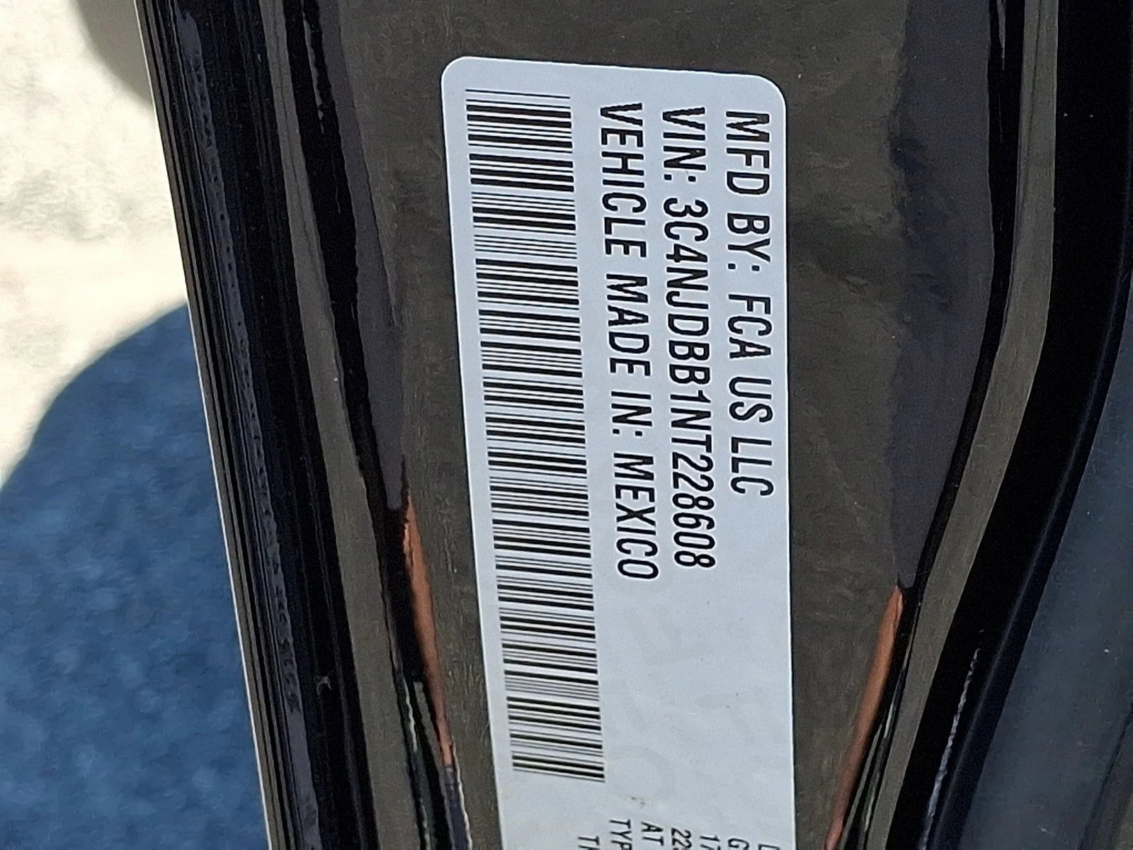 Certified Used 2022 Diamond Black Crystal Pearlcoat Jeep Latitude image 28