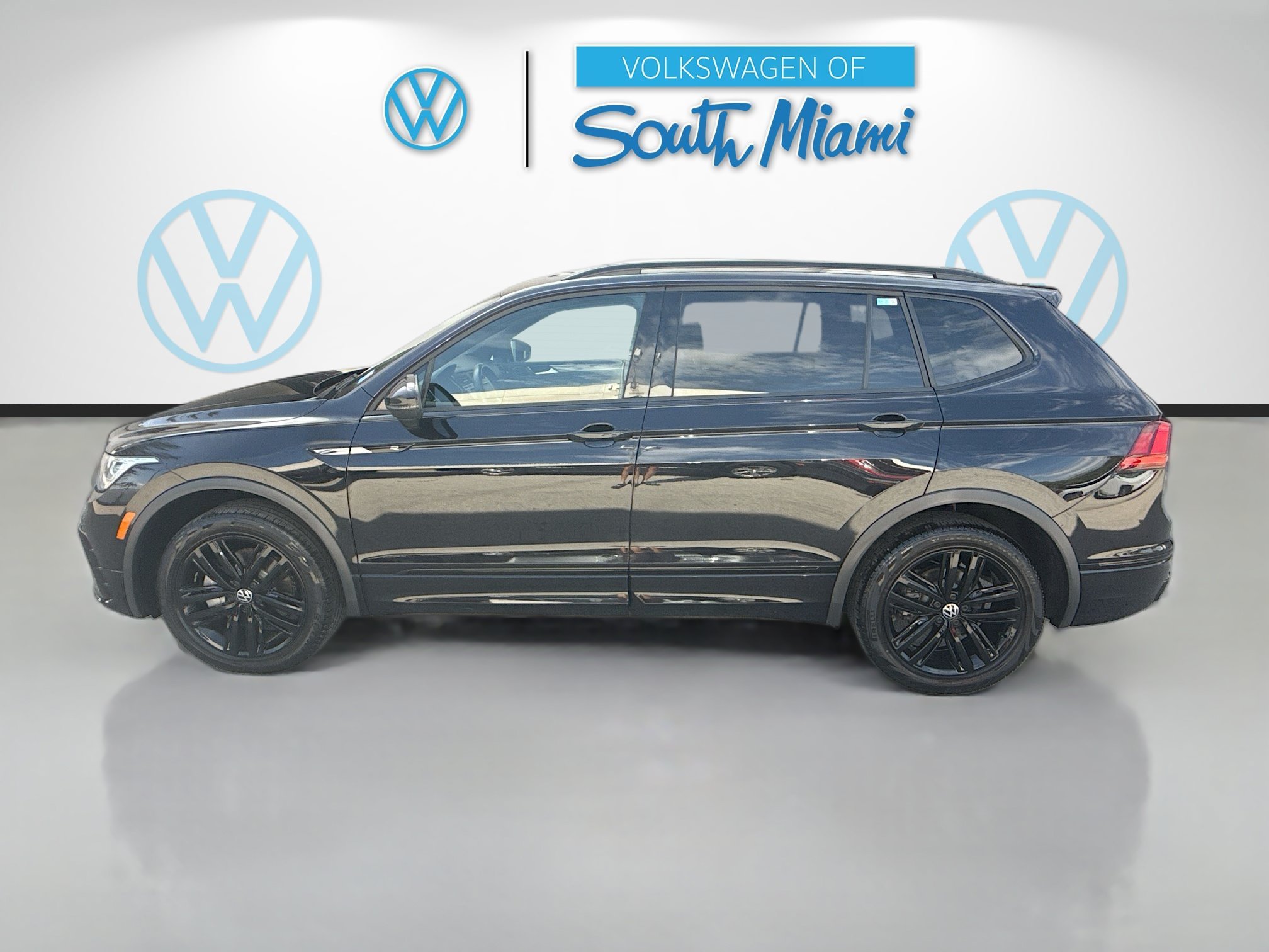Certified Used 2022  Volkswagen SE R-Line Black image 4