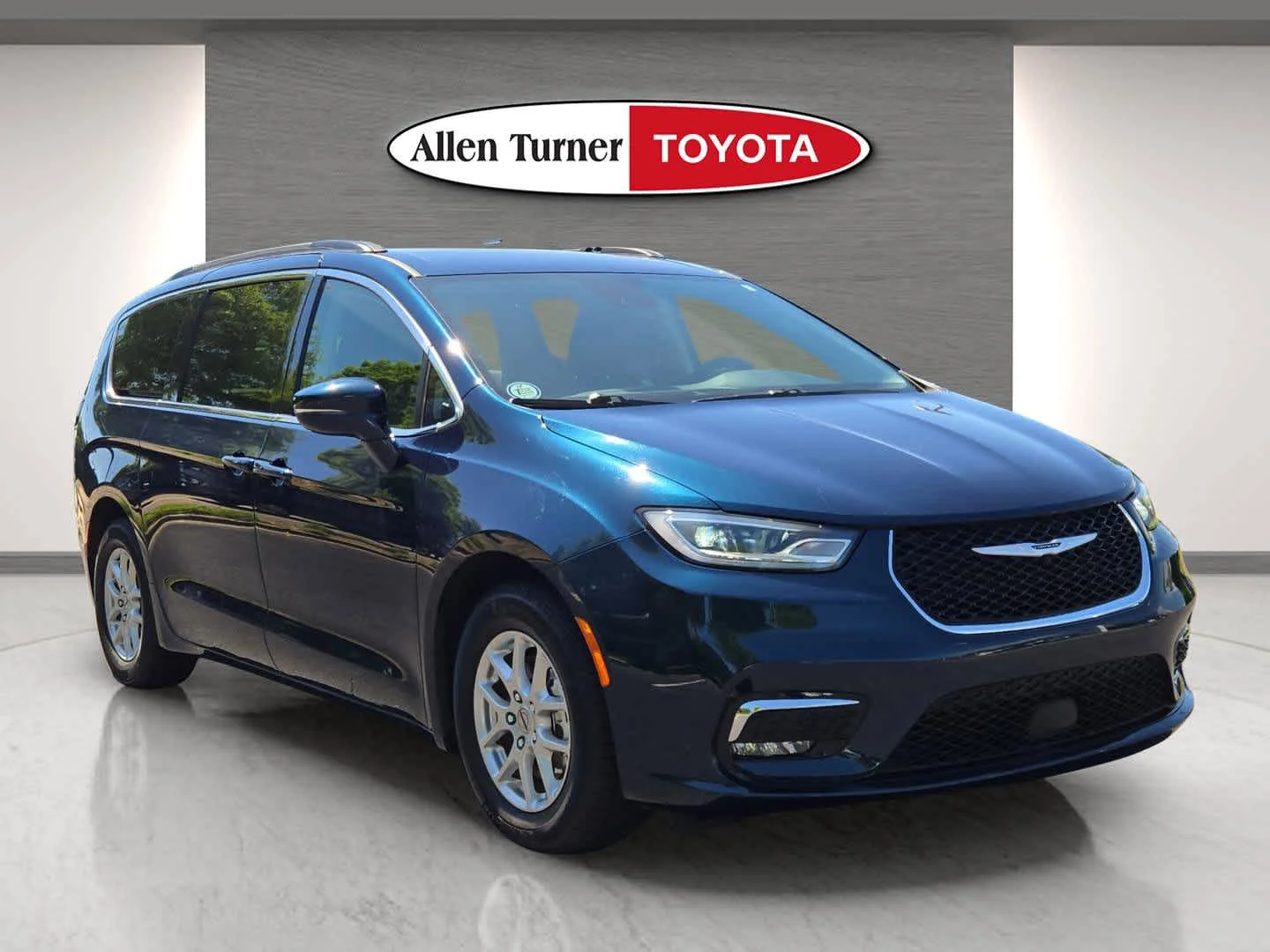2022 Chrysler Pacifica Touring L's photo