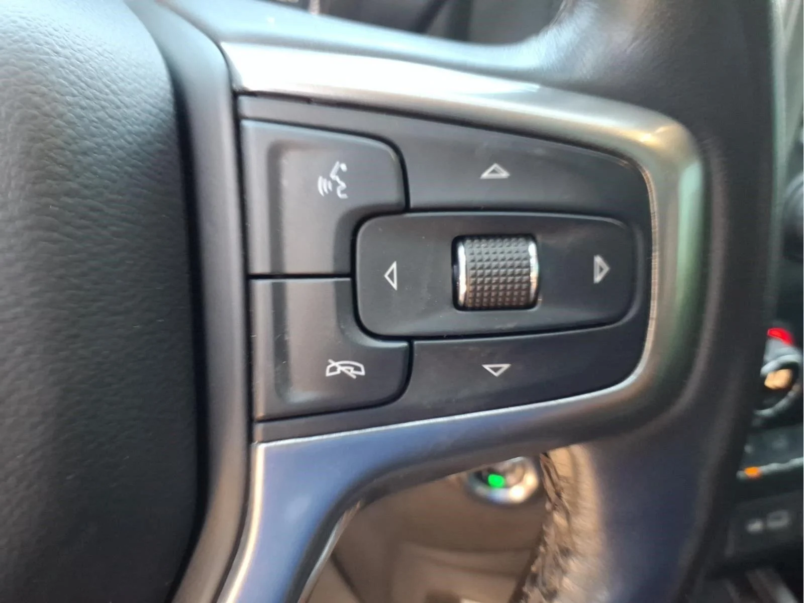 Used 2022 IRIDESCENT PEARL TRICOAT Chevrolet LTZ image 19