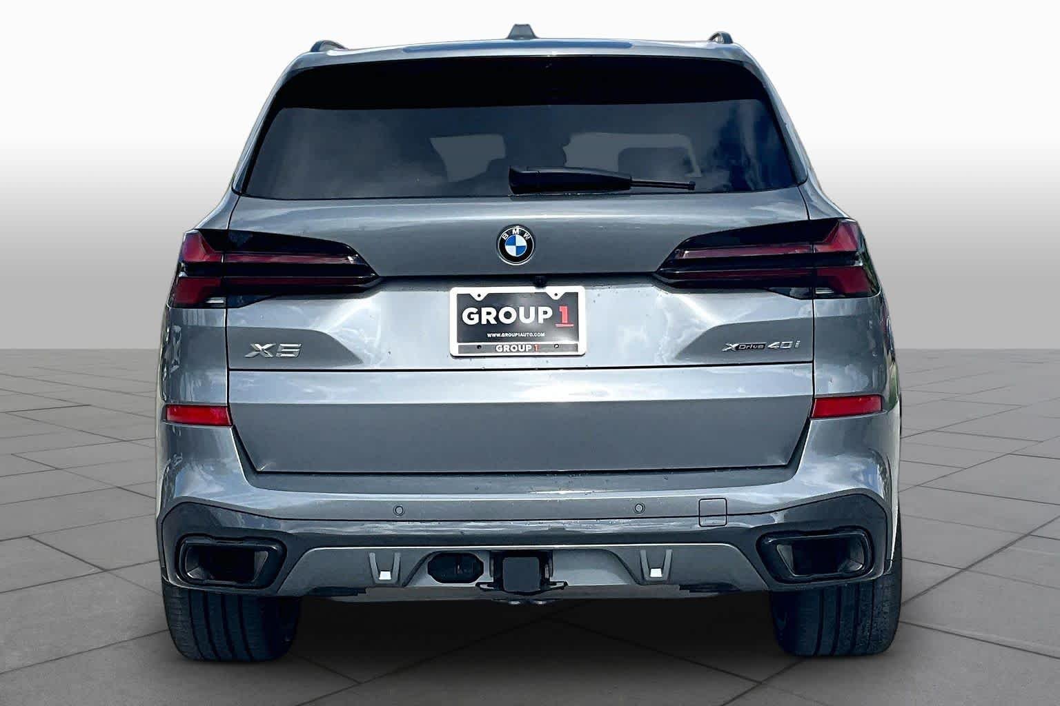 Used 2026 Skyscraper Grey Metallic BMW xDrive40i image 4