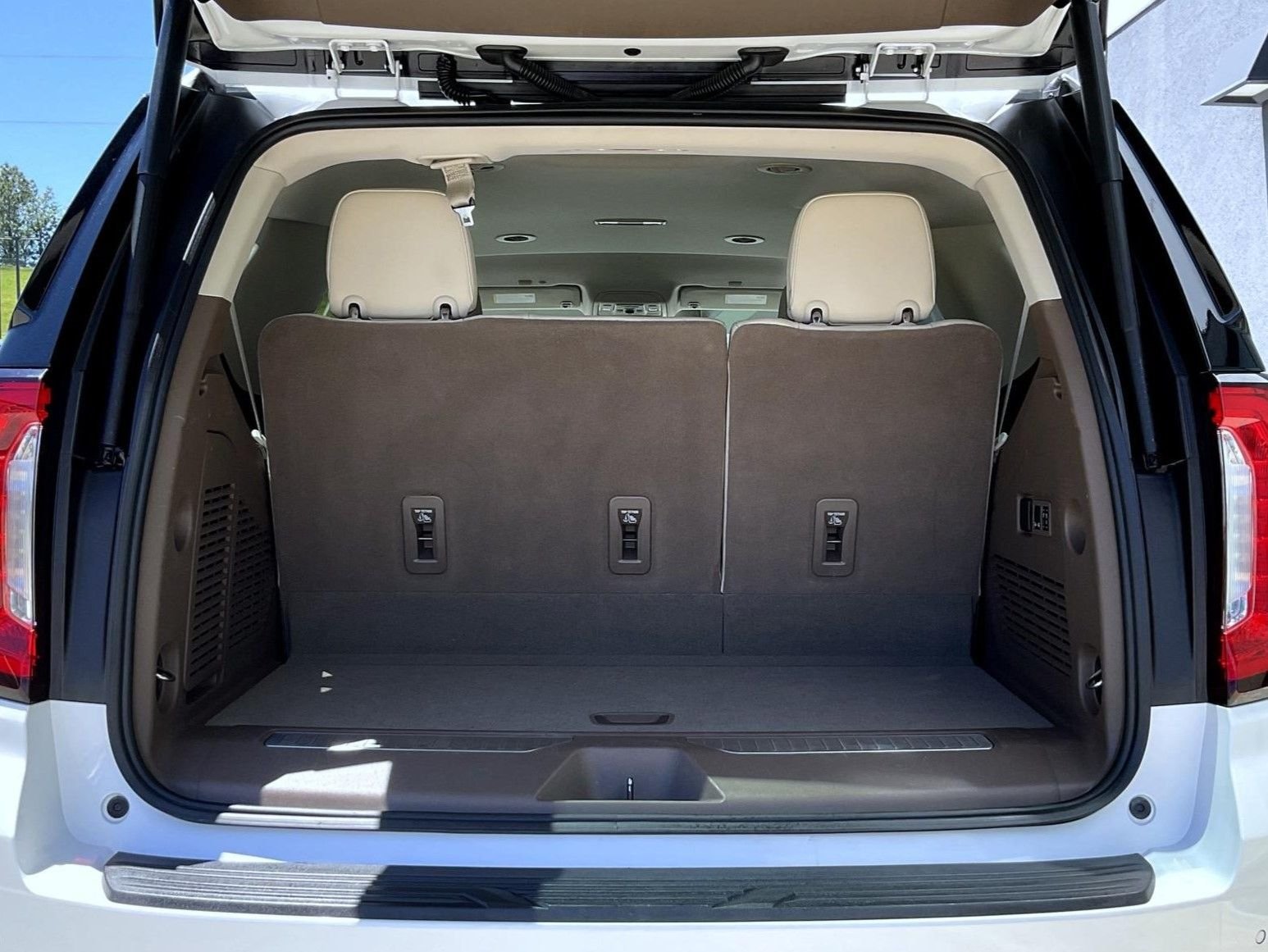 Used 2022 White GMC Denali image 24