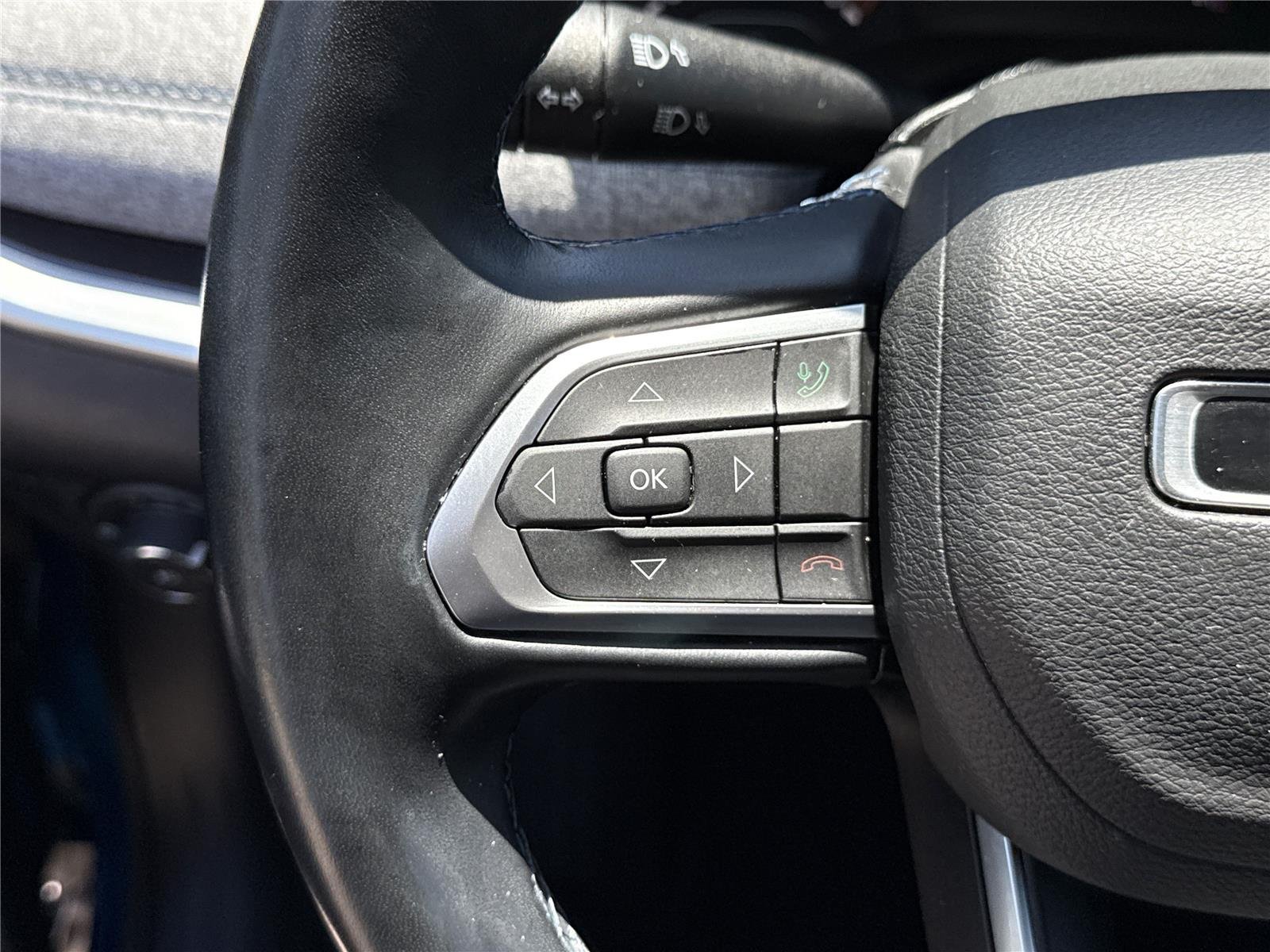 Used 2022 Laser Blue Pearlcoat Jeep Latitude image 21