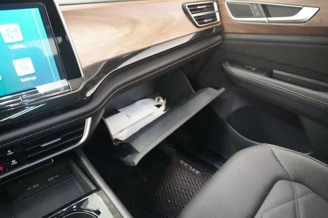 2025 Volkswagen Atlas SE w/Tech - Photo 37