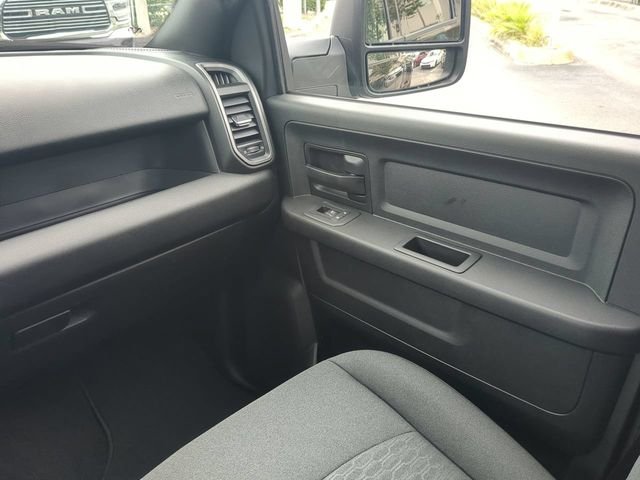 New 2026 Diamond Black Crystal Pearl-Coat Exterior Paint RAM Tradesman image 18