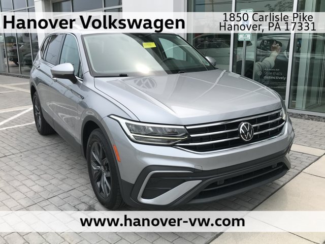 Used 2022 Pyrite Silver Metallic Volkswagen SE image 1