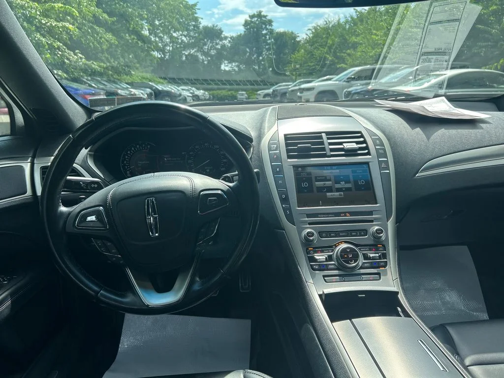 Used 2018  Lincoln Premiere image 13