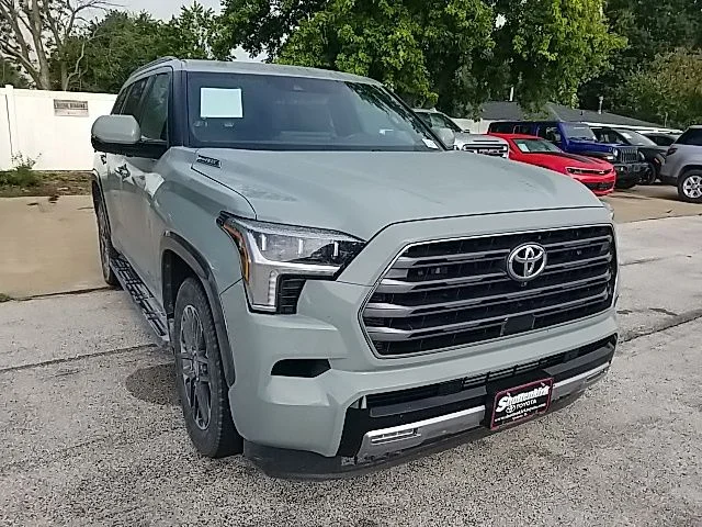 Used 2025  Toyota Limited image 4
