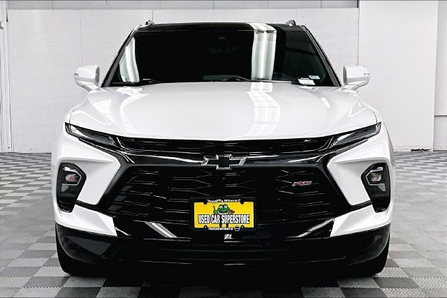 Used 2023 Iridescent Pearl Tricoat Chevrolet RS image 4