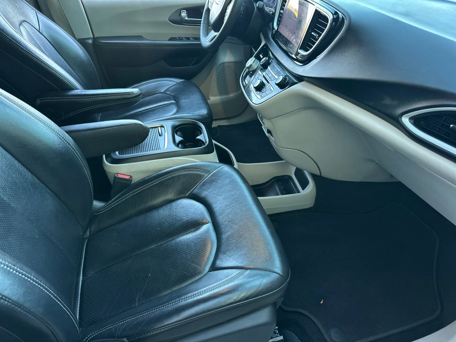 Used 2022 Bright White Clearcoat Chrysler Touring L image 16