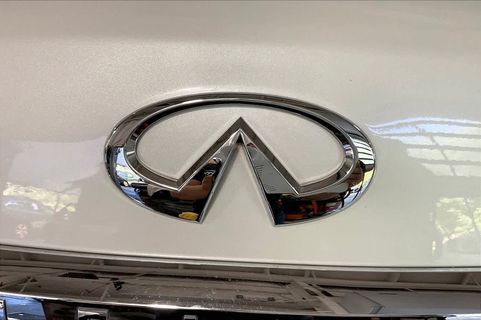 Used 2019 Moonstone White INFINITI LUXE image 31