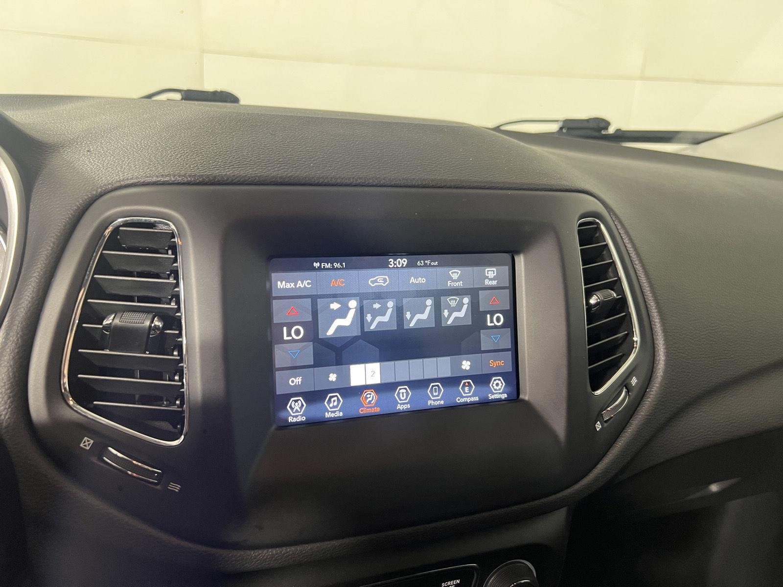 Certified Used 2021 Diamond Black Crystal Pearlcoat Jeep Latitude image 18