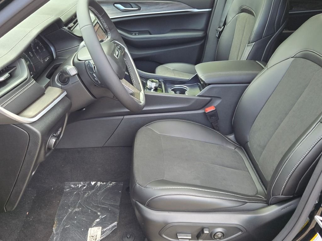 New 2026 Diamond Black Crystal Pearlcoat Jeep Altitude image 22