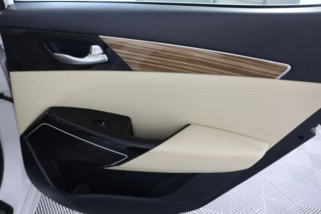 Used 2019 White Kia Technology image 28