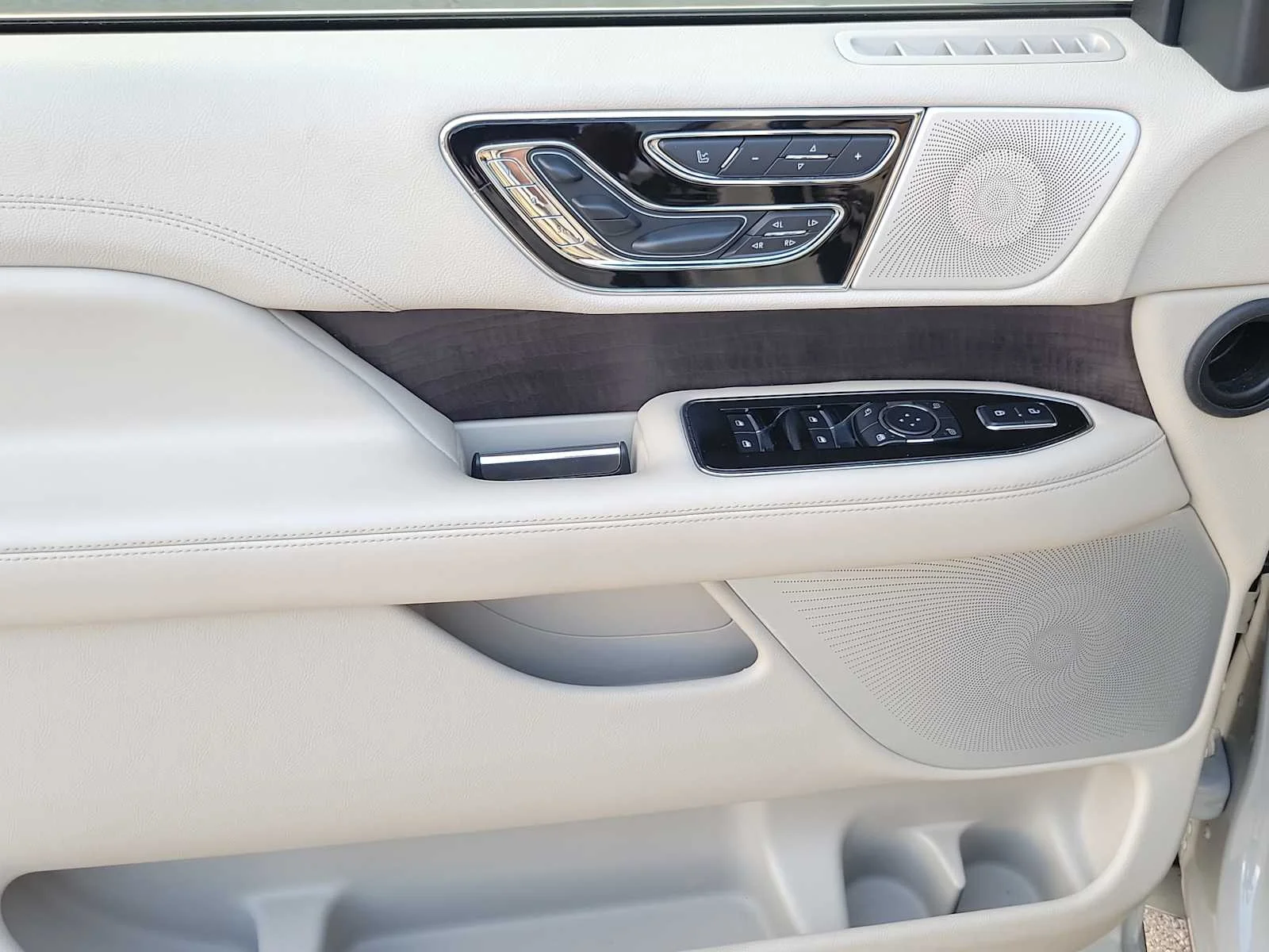 Used 2020 White Lincoln Reserve image 22