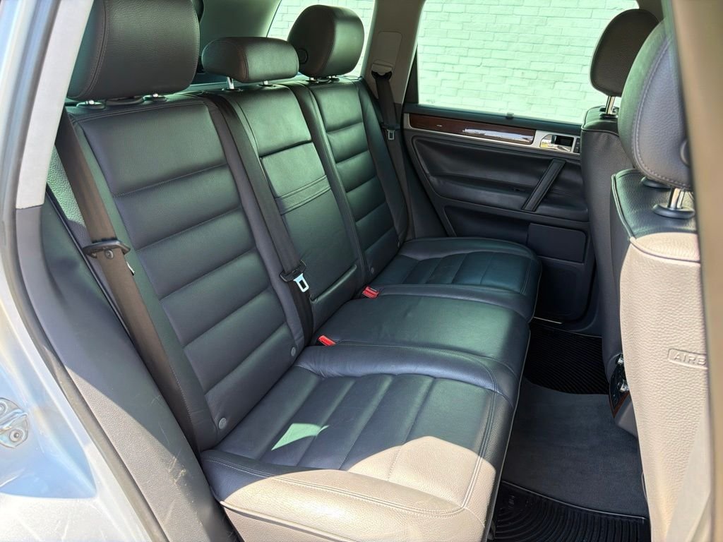 Used 2006 Silver Volkswagen V10 TDI image 11