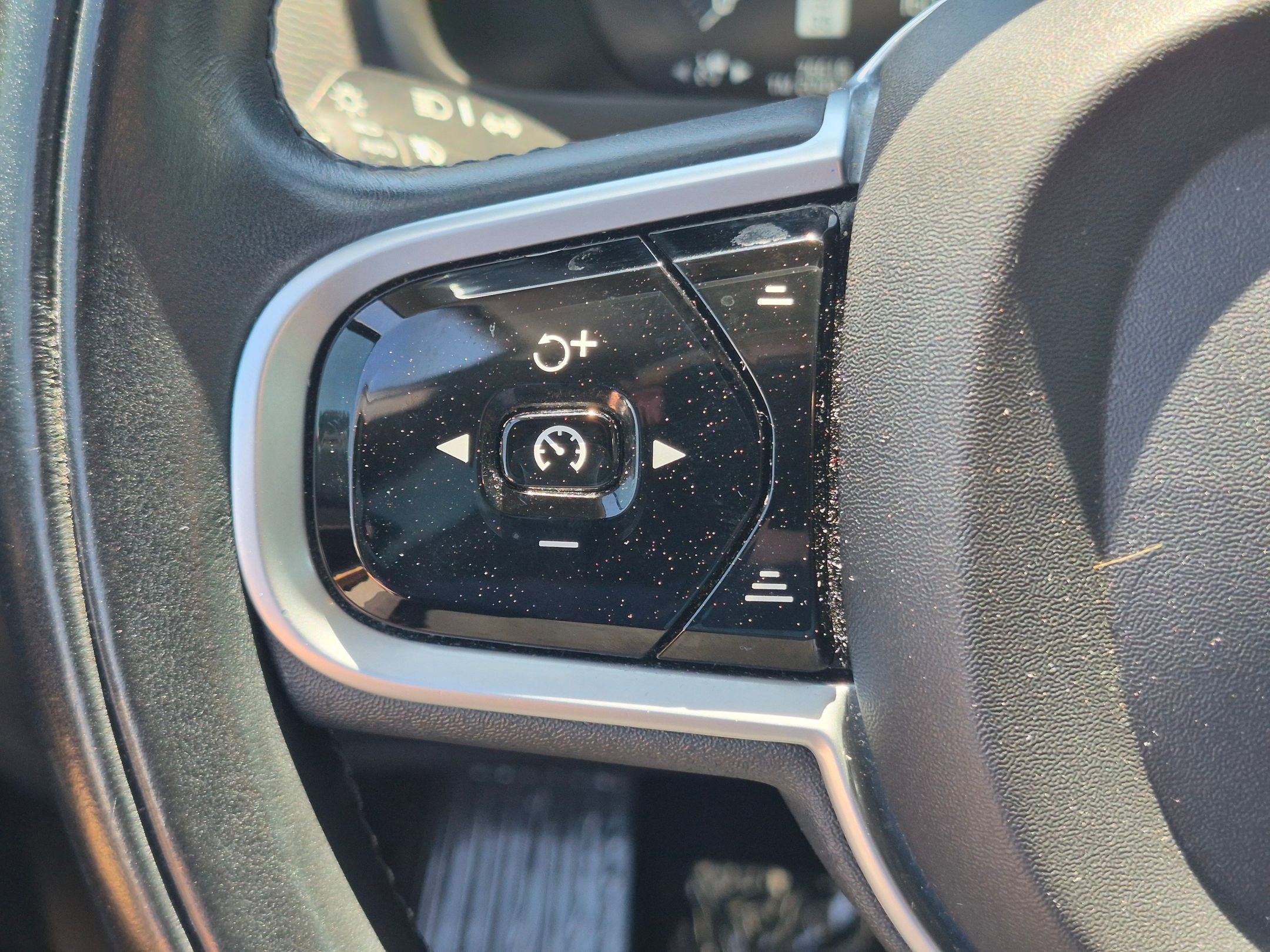Used 2021 Denim Blue Metallic Volvo Momentum image 18