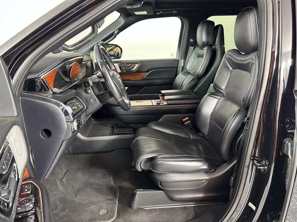 Used 2019  Lincoln Reserve image 11