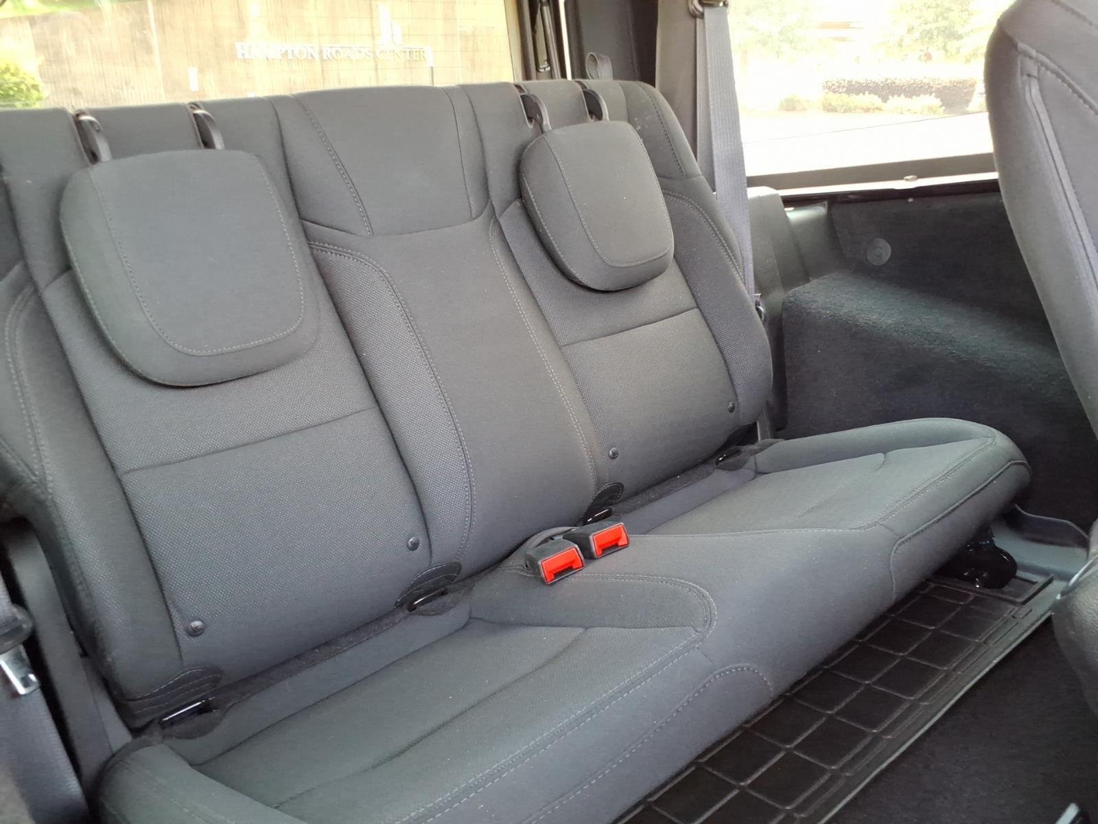 Used 2018 Black Clearcoat Jeep Sport S image 27