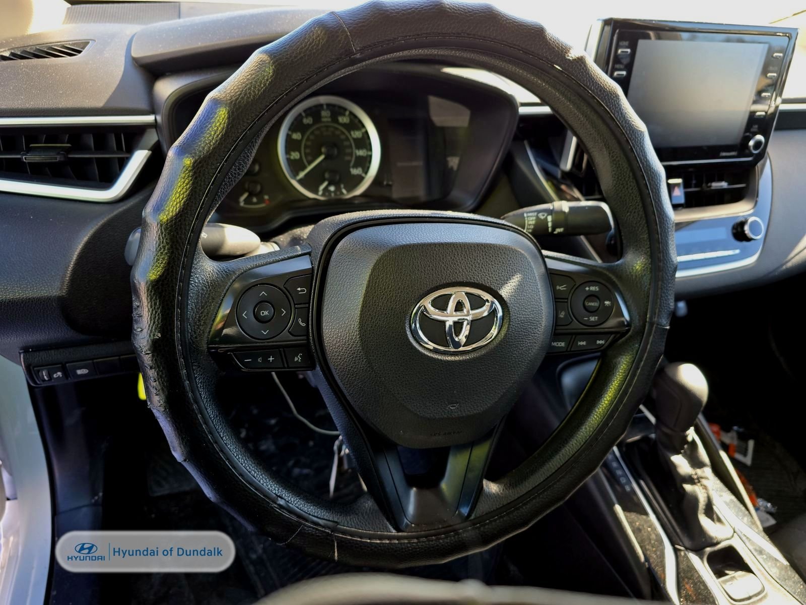 Used 2021 White Toyota LE image 10