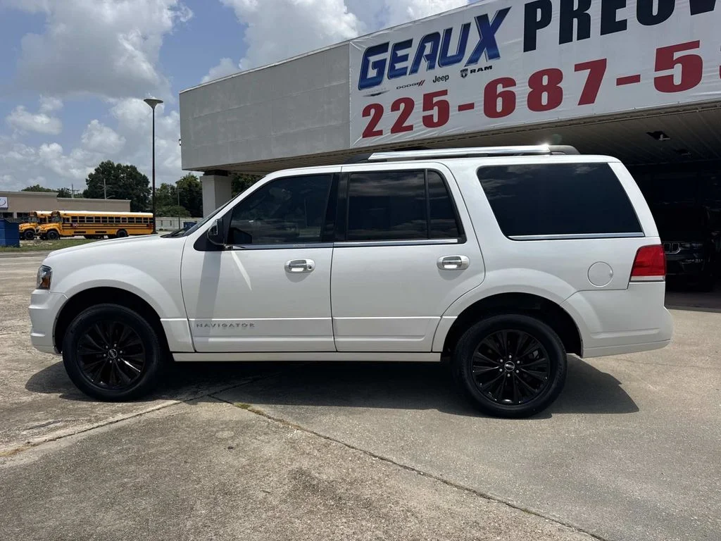 Used 2017 White Lincoln Select image 18