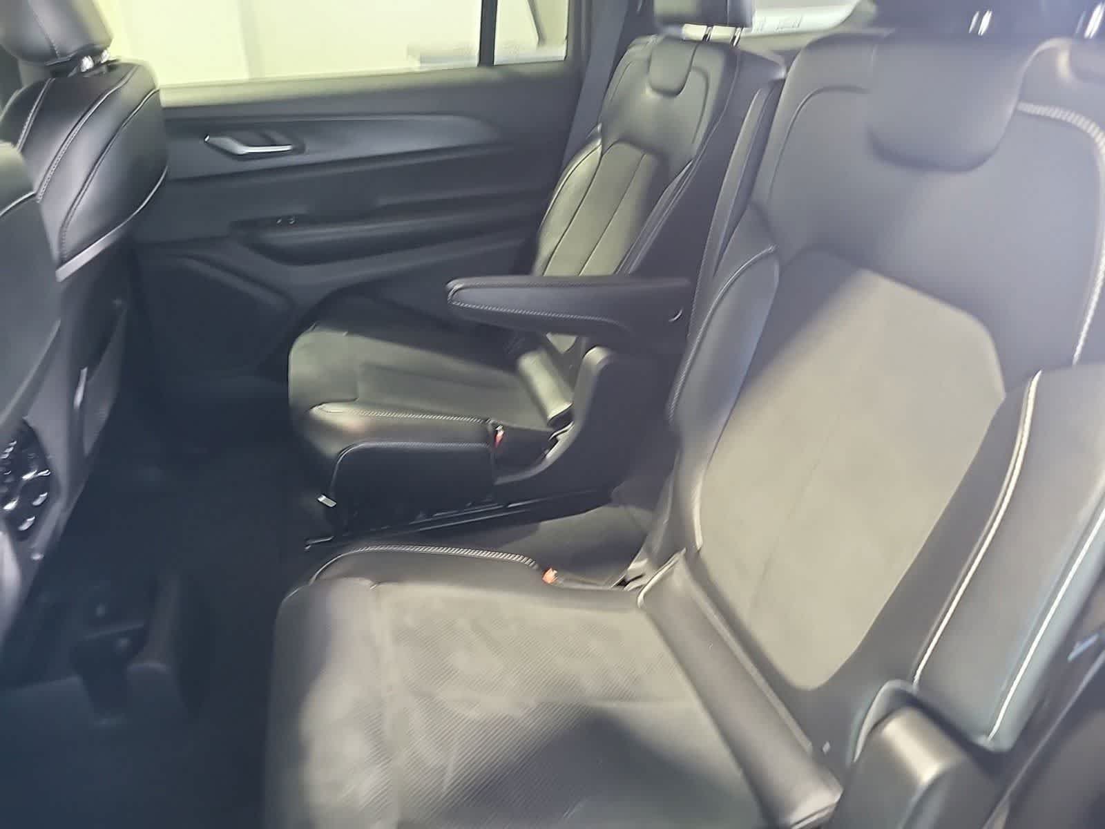 Used 2023 Diamond Black Crystal Pearlcoat Jeep Altitude image 3