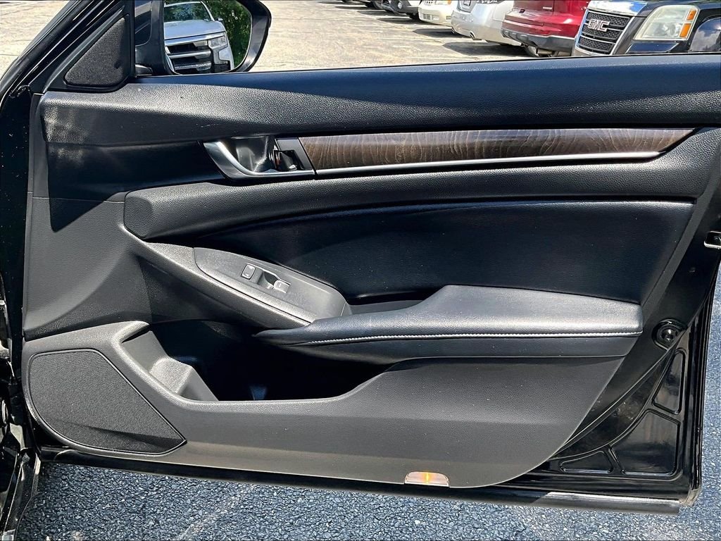 Used 2018 Black Honda Touring image 12
