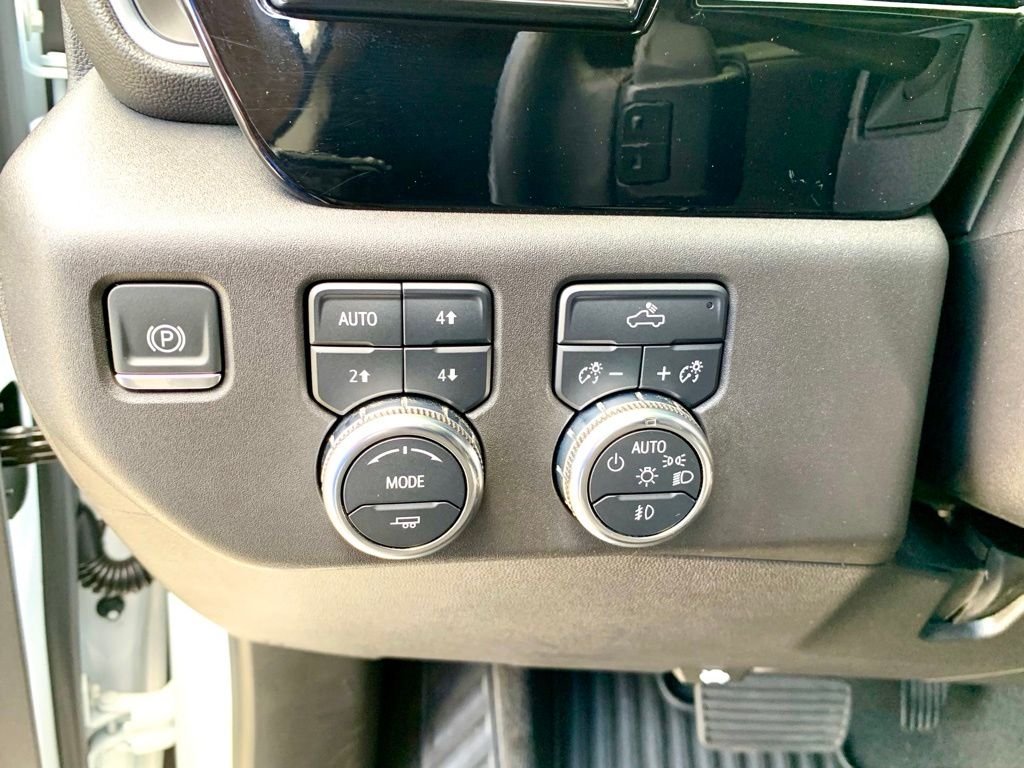 Used 2024 White GMC Elevation image 30