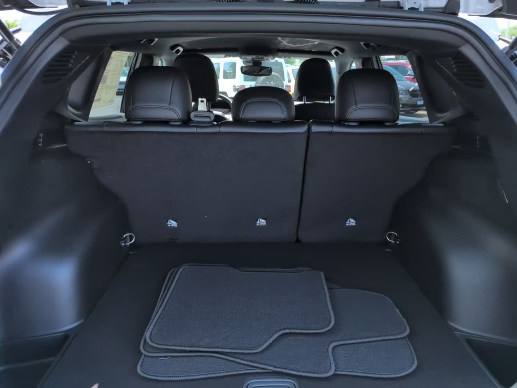 New 2026 Bright White Clearcoat Jeep Latitude image 9